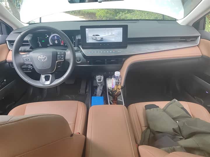 Фото 13 - Toyota Camry