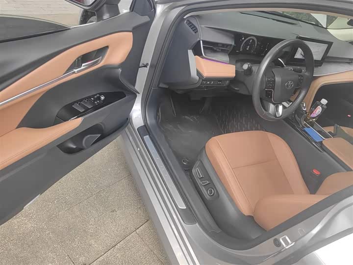 Фото 14 - Toyota Camry