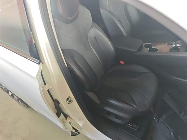 Фото 25 - Roewe D5X DMH