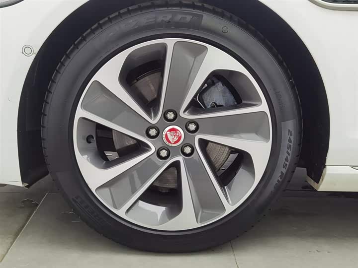 Фото 17 - Jaguar XF L