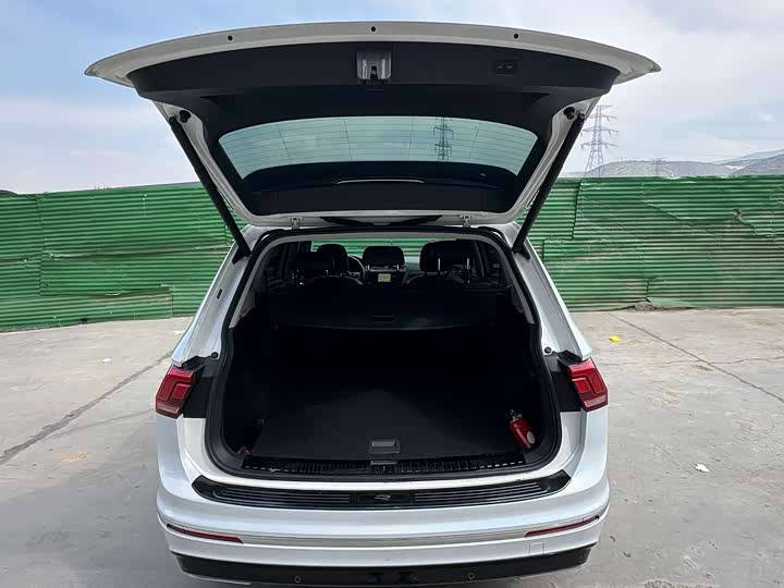 Фото 9 - Volkswagen Tiguan L Pro