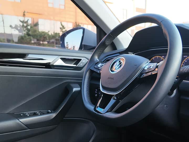 Фото 12 - Volkswagen T-Roc