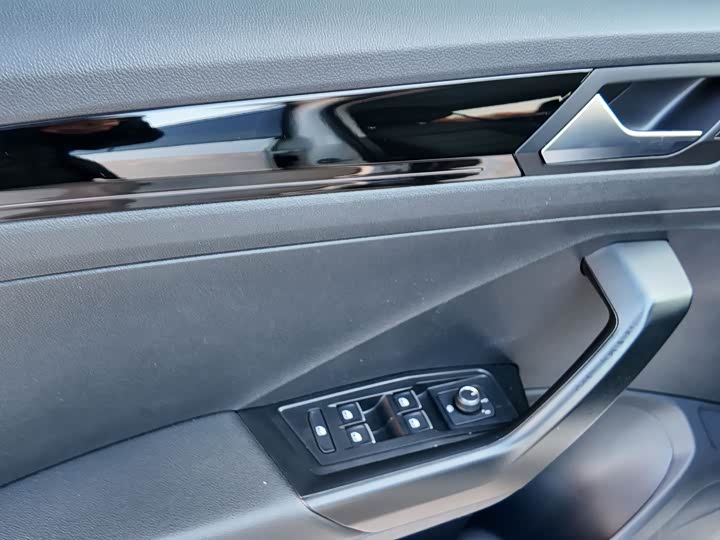 Фото 14 - Volkswagen T-Roc