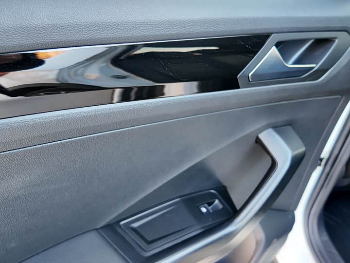 Фото 15 - Volkswagen T-Roc