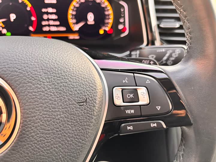 Фото 19 - Volkswagen T-Roc