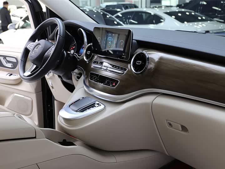 Фото 21 - Mercedes-Benz V-Class