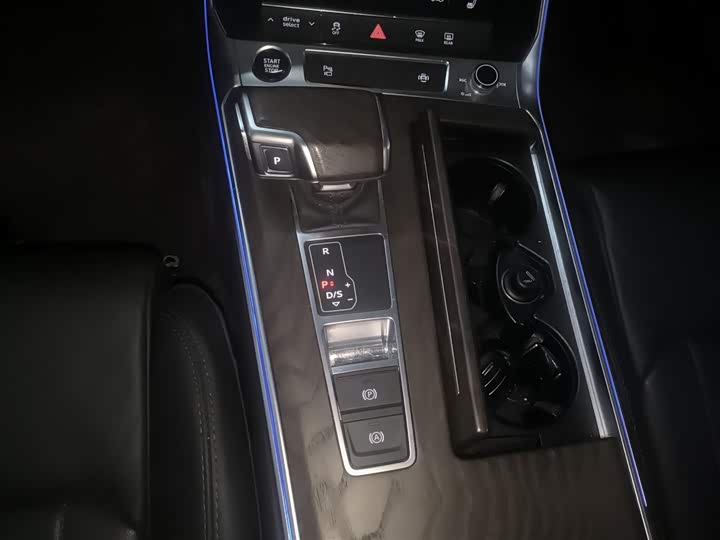 Фото 14 - Audi A6L