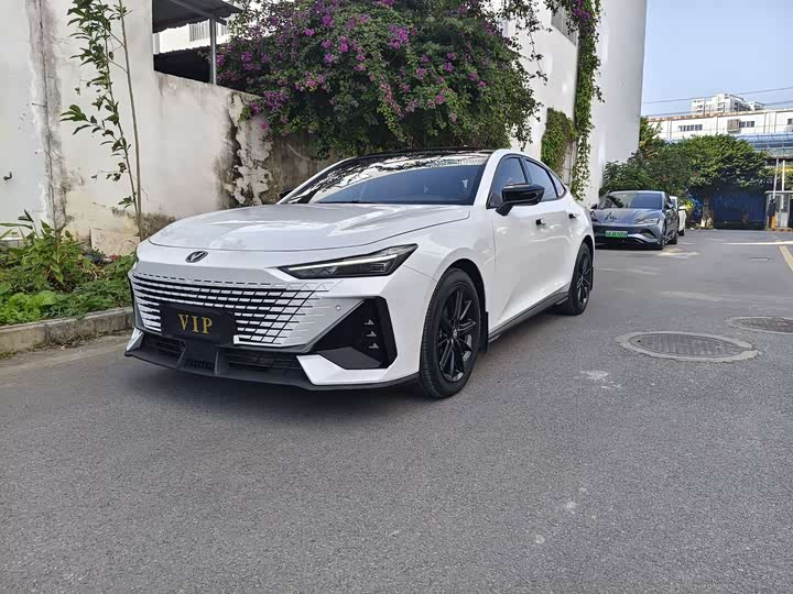 Фото 1 - Changan UNI-V