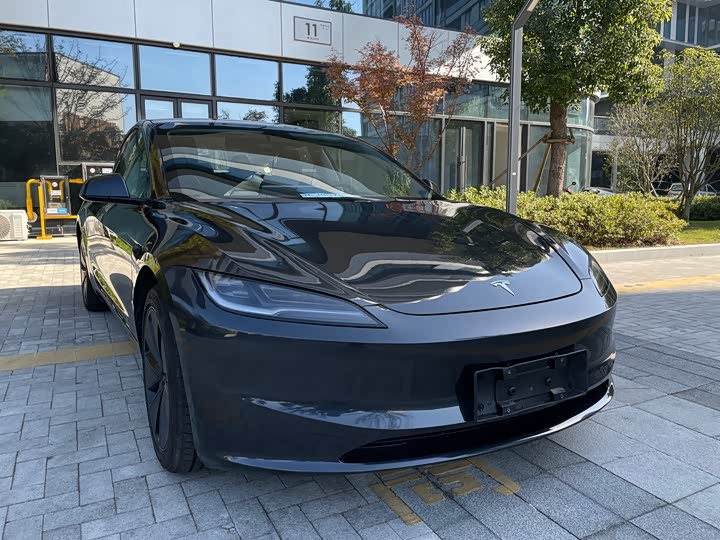 Фото 2 - Tesla Model 3