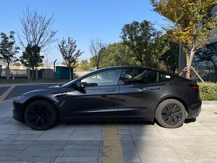 Фото 4 - Tesla Model 3