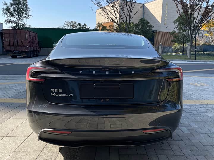 Фото 6 - Tesla Model 3