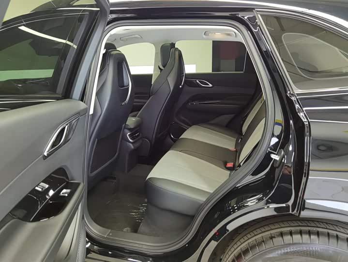 Фото 11 - Hongqi HS3