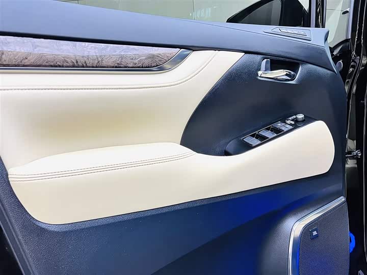 Фото 11 - Toyota Alphard