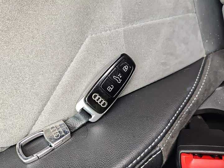 Фото 12 - Audi A6L