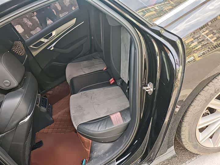 Фото 15 - Audi A6L