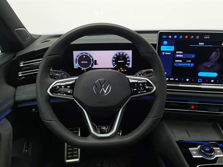 Фото 11 - Volkswagen Tiguan L Pro