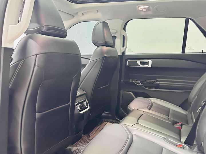 Фото 10 - Ford Explorer