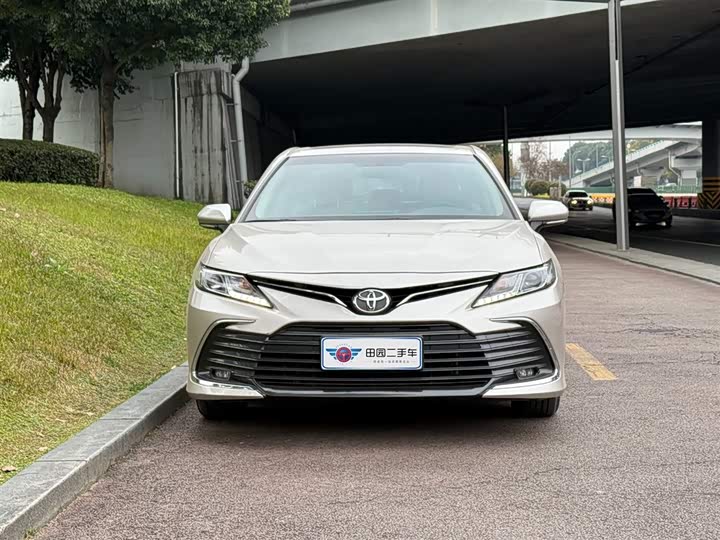 Фото 2 - Toyota Camry