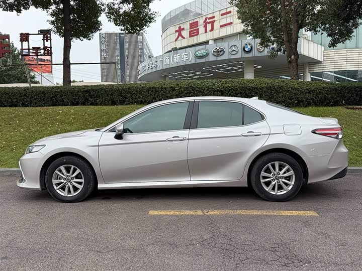 Фото 3 - Toyota Camry