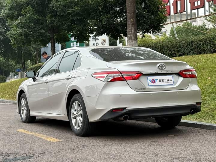 Фото 5 - Toyota Camry