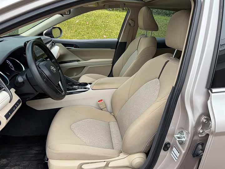 Фото 8 - Toyota Camry