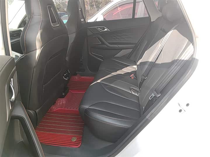 Фото 17 - Roewe RX5