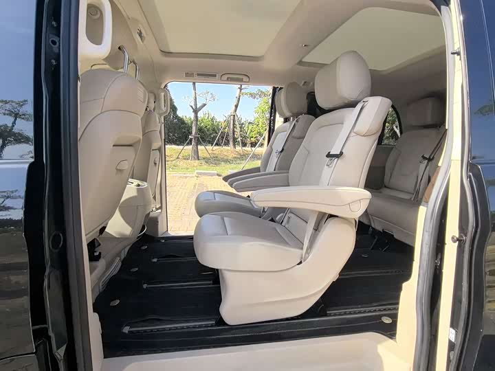 Фото 16 - Mercedes-Benz V-Class