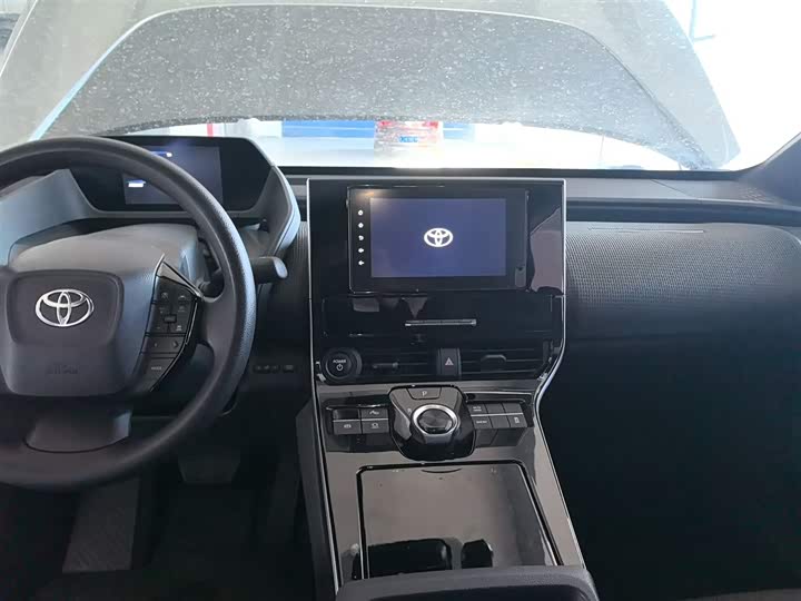 Фото 10 - Toyota bZ4X