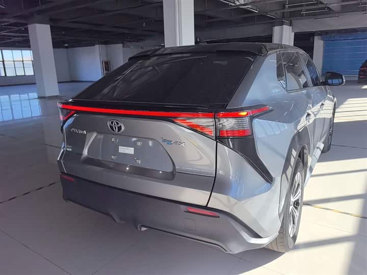 Фото 7 - Toyota bZ4X