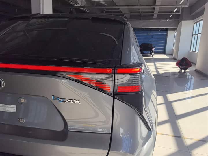 Фото 8 - Toyota bZ4X