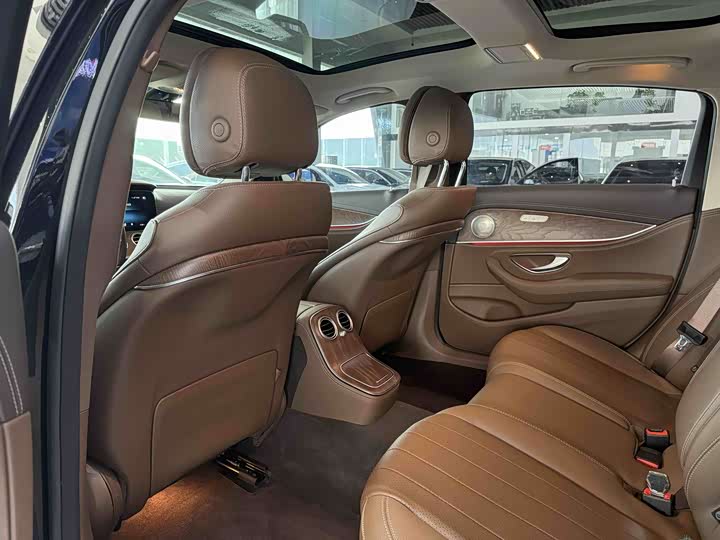 Фото 10 - Mercedes-Benz E-Class