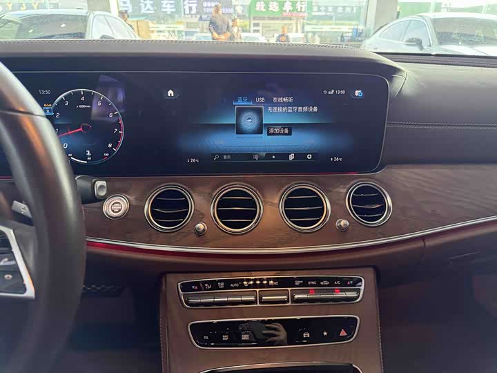 Фото 14 - Mercedes-Benz E-Class