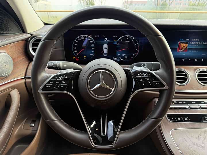 Фото 23 - Mercedes-Benz E-Class