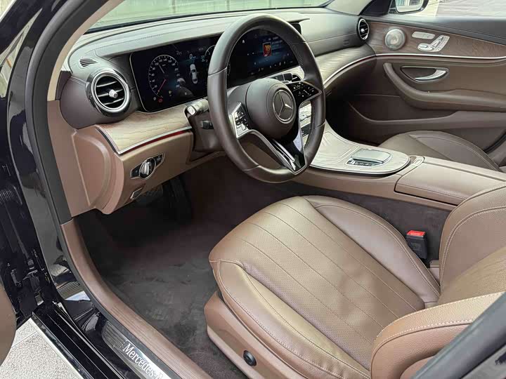 Фото 25 - Mercedes-Benz E-Class