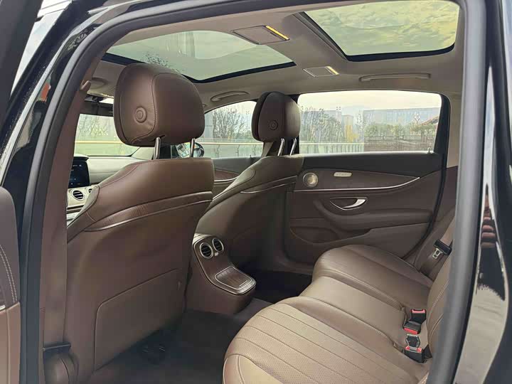 Фото 26 - Mercedes-Benz E-Class