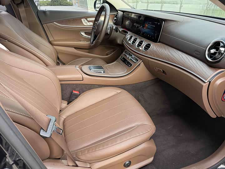 Фото 27 - Mercedes-Benz E-Class