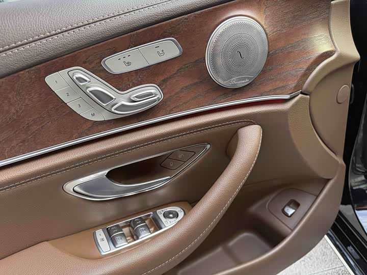 Фото 28 - Mercedes-Benz E-Class