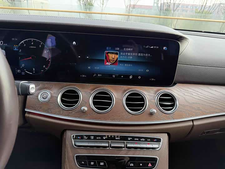 Фото 29 - Mercedes-Benz E-Class