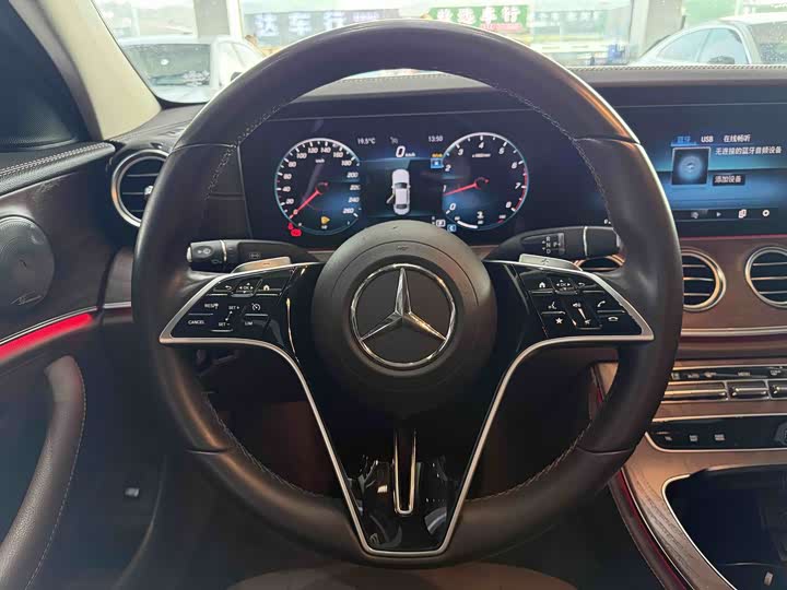 Фото 7 - Mercedes-Benz E-Class