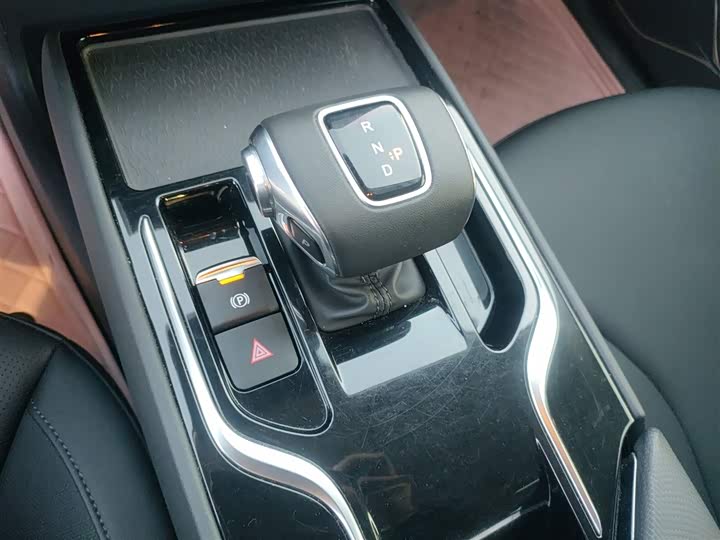 Фото 14 - Hongqi E-QM5