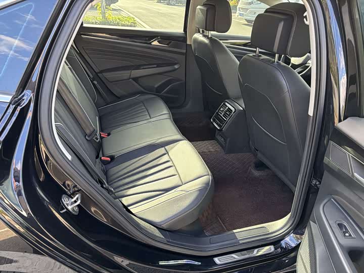 Фото 12 - Volkswagen Passat