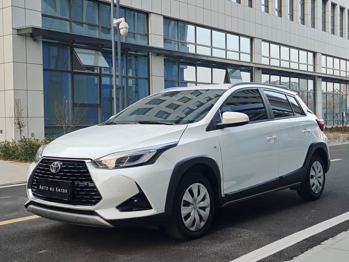 Фото 1 - Toyota Yaris L Hatchback