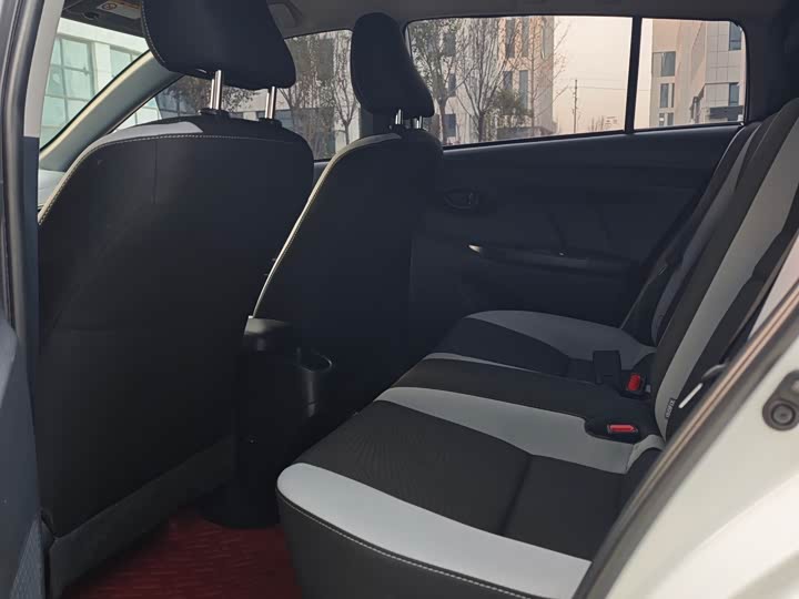 Фото 10 - Toyota Yaris L Hatchback