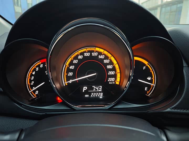 Фото 11 - Toyota Yaris L Hatchback