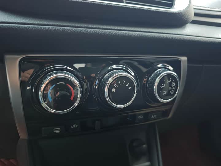 Фото 15 - Toyota Yaris L Hatchback