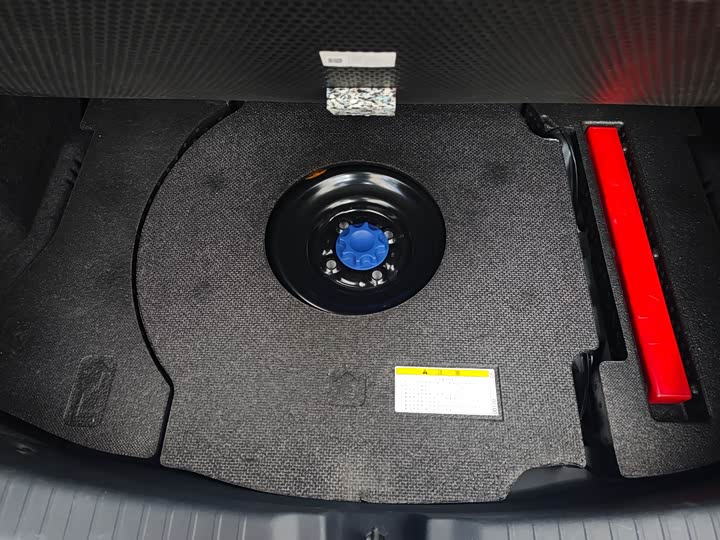 Фото 17 - Toyota Yaris L Hatchback