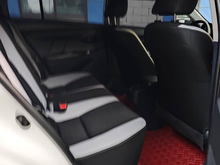 Фото 18 - Toyota Yaris L Hatchback