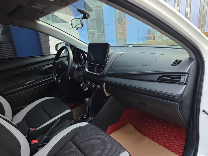 Фото 20 - Toyota Yaris L Hatchback