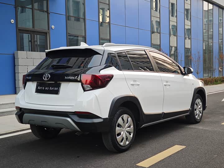 Фото 4 - Toyota Yaris L Hatchback