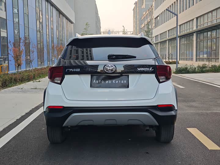 Фото 5 - Toyota Yaris L Hatchback